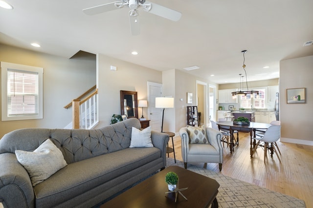 Décoration intérieure : éclairage pour le salon chaleureux et accueillant