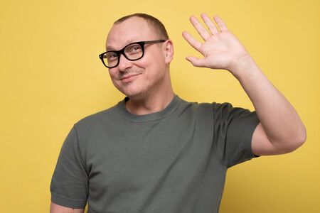 Homme qui fait bonjour avec la langue des signes française