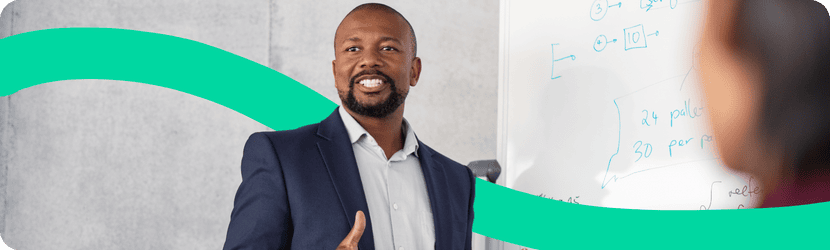 Un chef de projet événementiel faisant une présentation