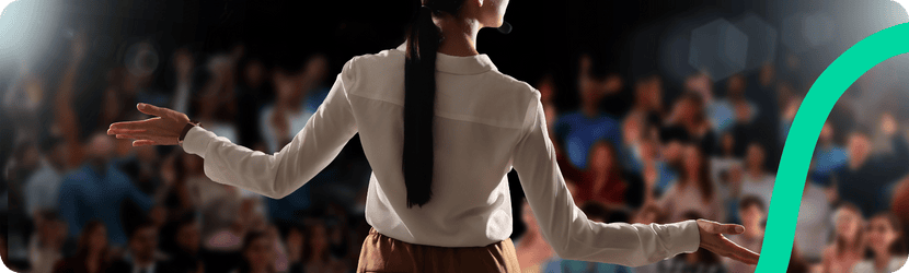 Un femme parlant devant un auditoire