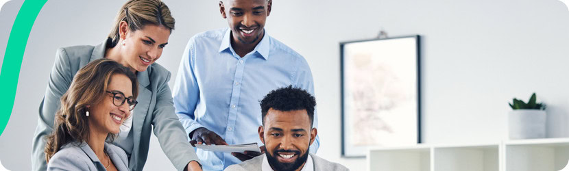 4 personnes travaillant autour d'une table