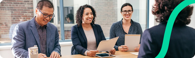 Quatre personnes autour d'une table