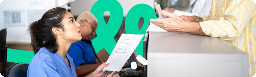 Une secrétaire médicale avec un patient à l'accueil