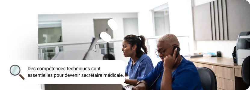 Deux secrétaires médicales à l'accueil d'un hôpital.