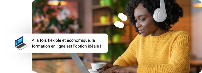 Une femme avec un casque devant son ordinateur.