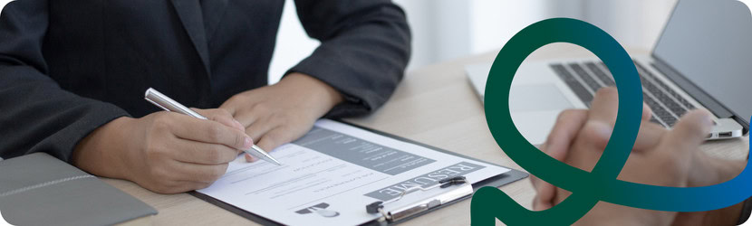 Un recruteur devant un CV