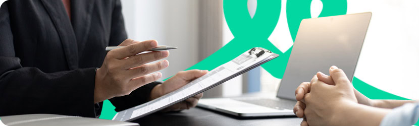 Deux personnes en entretien autour d'une table