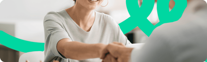 Femme souriante devant un ordinateur