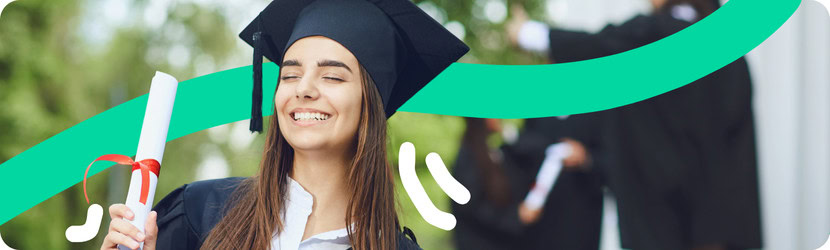 Une femme tenant un diplôme à la main