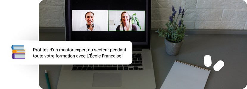 Un ordinateur avec deux personnes en visioconférence